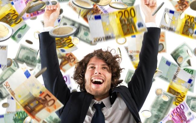 Una hombre muestra su alegría en medio de una lluvia de monedas y billetes.