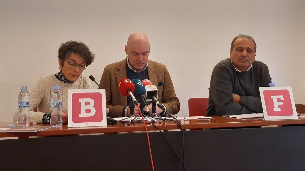 Teresa Toda, Aitzol Asla y Agus Hernan de GEBehatokia, asociación impulsora de la querella.