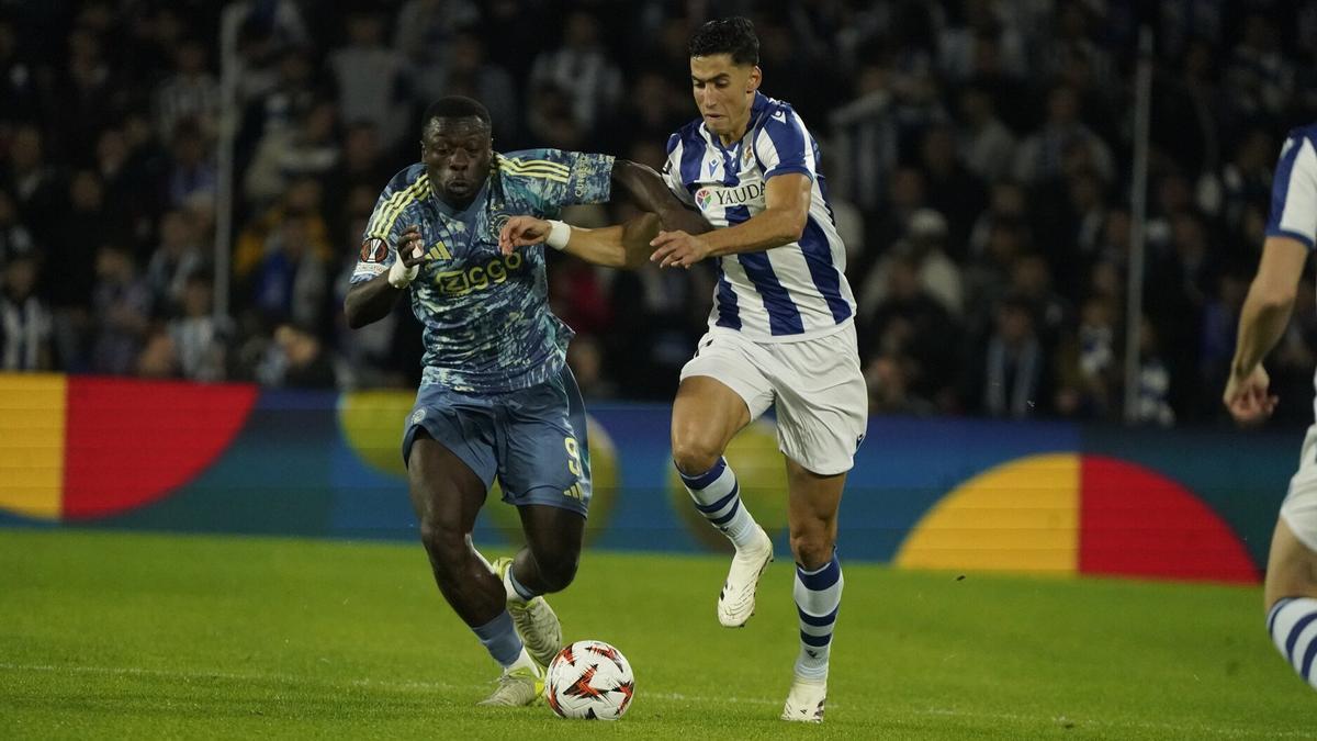 Brobbey, delantero del Ajax, pugna con Aguerd durante el partido de este pasado jueves. / RUBEN PLAZA