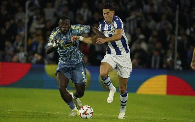 Brobbey, delantero del Ajax, pugna con Aguerd durante el partido de este pasado jueves. / RUBEN PLAZA