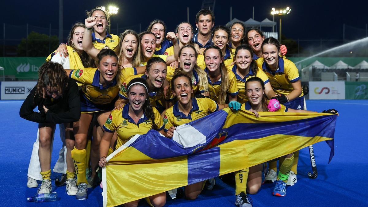 La plantilla de Jolaseta celebra el ascenso conseguido en Terrassa.