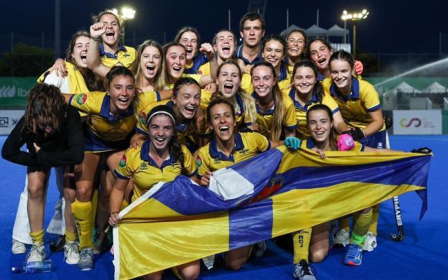 La plantilla de Jolaseta celebra el ascenso conseguido en Terrassa.