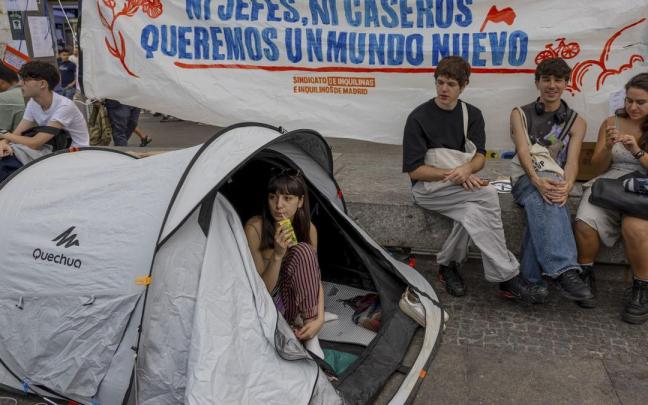 Un grupo de jóvenes participantes en la acampada de la Puerta del Sol