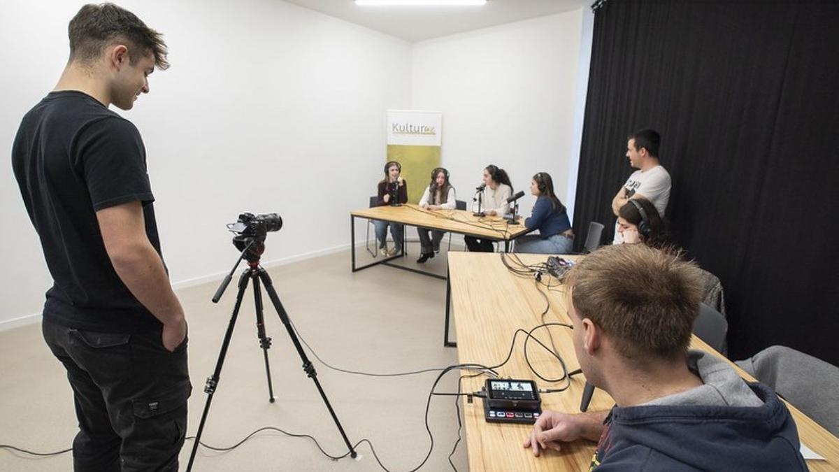 Txinaurriak programan parte hartu duen ikasle talde bat, Dinamoan podcast bat grabatzen