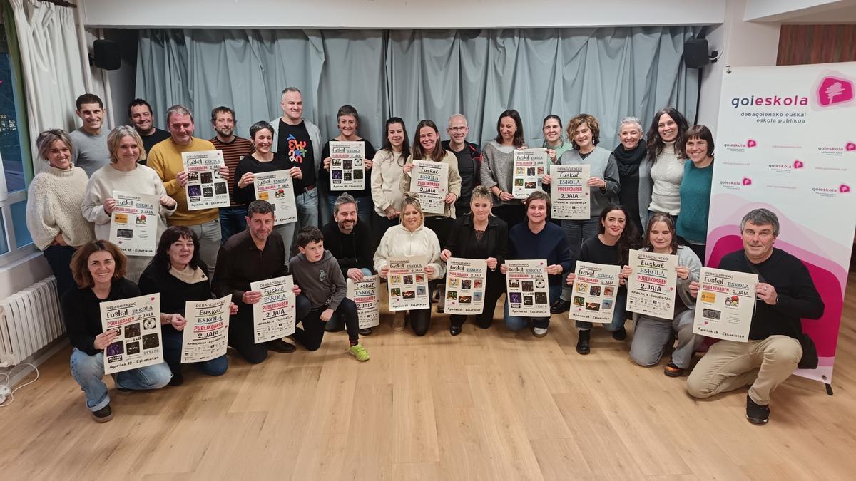 Debagoieneko Euskal Eskola Publikoaren bigarren jaiaren nondik norakoak azaltzeko egindako aurkezpena.foto