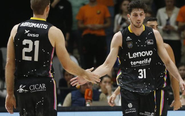 Bolmaro, con Abromaitis en su debut con el Tenerife.