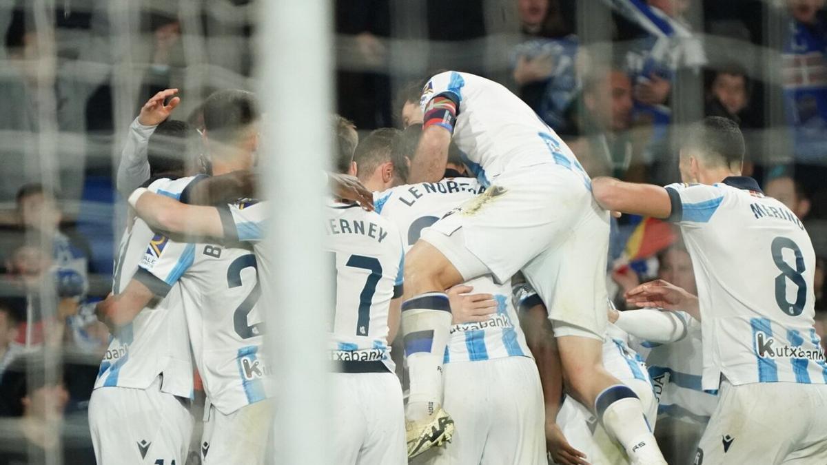 Los jugadores realistas celebran el gol de Arsen Zakharyan ante el Cádiz. / RUBEN PLAZA
