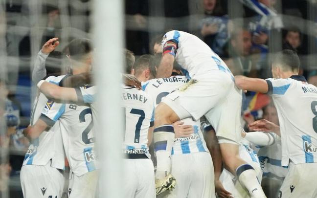 Los jugadores realistas celebran el gol de Arsen Zakharyan ante el Cádiz. / RUBEN PLAZA