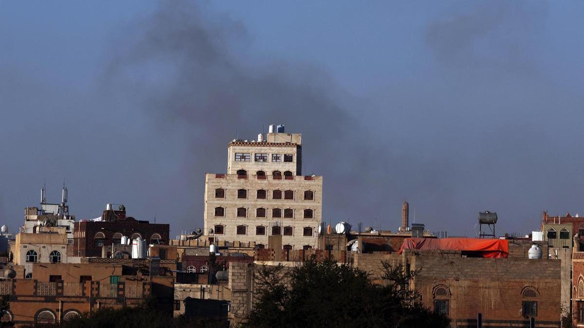 El humo se eleva en el aeropuerto de Saná tras un ataque israelí.