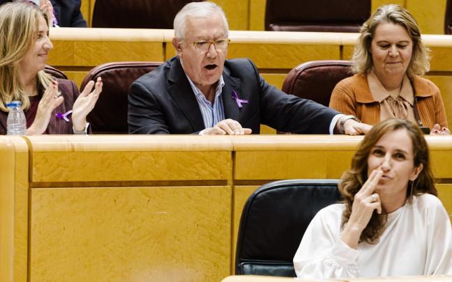 La ministra de Sanidad, Mónica García y el senador del PP Javier Arenas, discuten durante una sesión plenaria en el Senado en noviembre pasado.