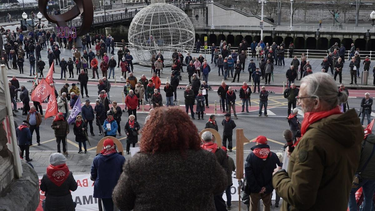 Concentración de pensionistas ante el Ayuntamiento de Bilbao.