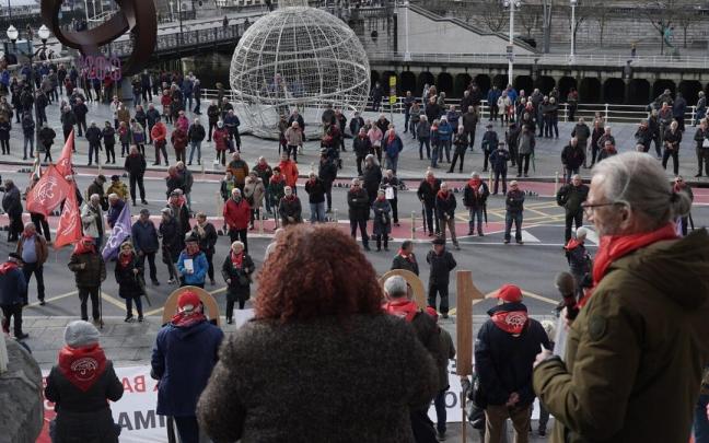 Concentración de pensionistas ante el Ayuntamiento de Bilbao.