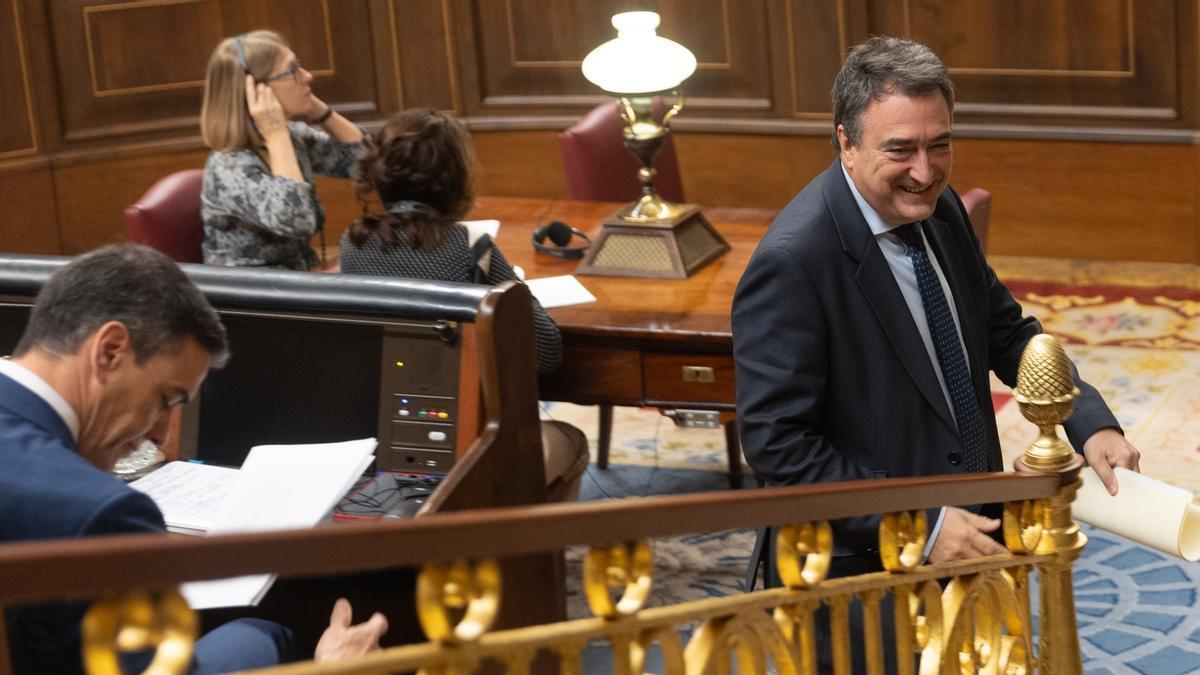 El portavoz del Grupo Vasco, Aitor Esteban, pasa por delante del escaño de Pedro Sánchez durante el pleno de ayer.