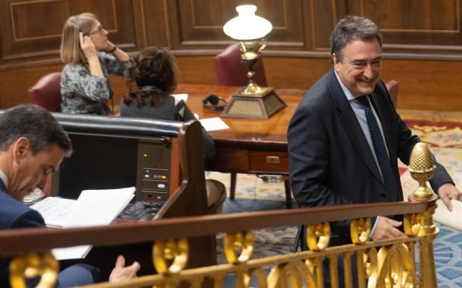 El portavoz del Grupo Vasco, Aitor Esteban, pasa por delante del escaño de Pedro Sánchez durante el pleno de ayer.