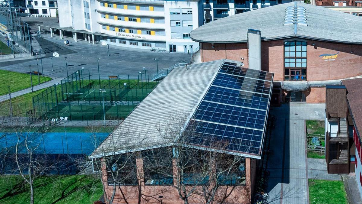 Edificio municipal de Orio con placas solares en el tejado.