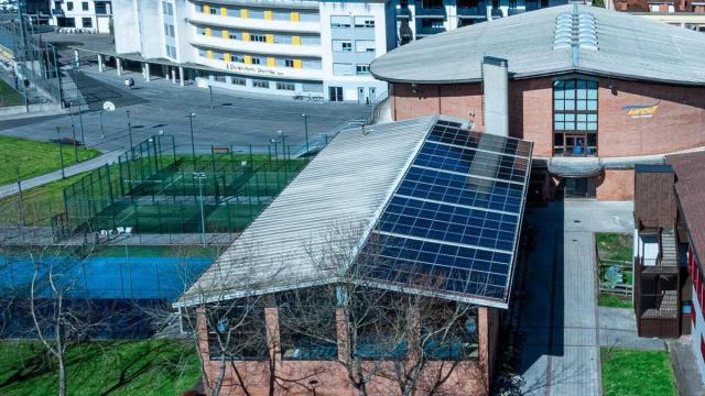 Edificio municipal de Orio con placas solares en el tejado.