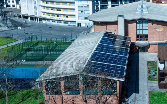 Edificio municipal de Orio con placas solares en el tejado.