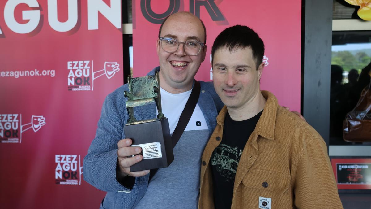 Sergio Berne y Mikel Fiz con uno de los premios obtenidos por la compañía.