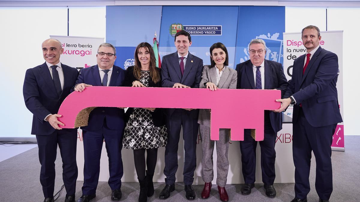 Los consejeros d'Anjou y Melgosa, junto a representantes de las entidades financieras hoy en Bilbao.