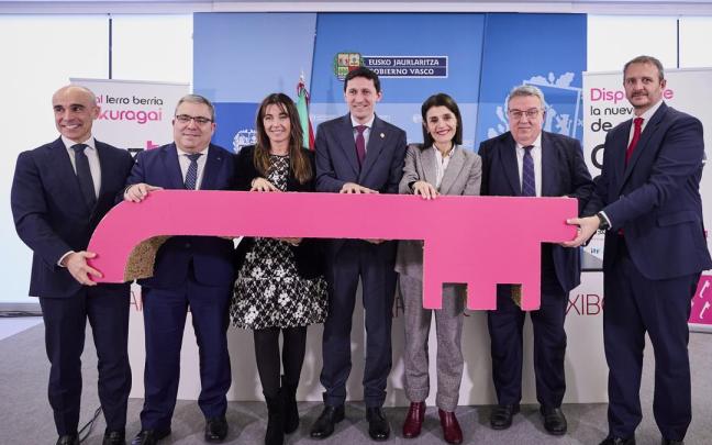 Los consejeros d'Anjou y Melgosa, junto a representantes de las entidades financieras hoy en Bilbao.