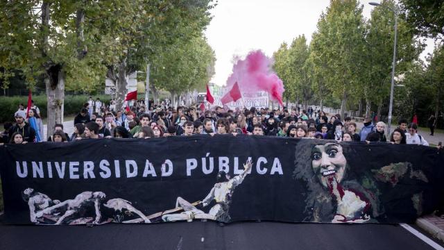 Varios alumnos se manifiestan en el campus de Ciudad Universitaria, a 14 de octubre de 2026, en Madrid.