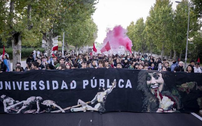 Varios alumnos se manifiestan en el campus de Ciudad Universitaria, a 14 de octubre de 2026, en Madrid.