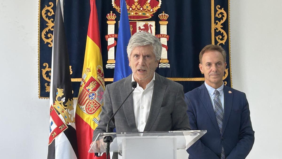 El ministro del Interior, Fernando Grande-Marlaska, visita distintas infraestructuras policiales situadas en El Tarajal acompañado por el delegado del Gobierno en la ciudad autónoma, David de la Encina, el 16 de octubre de 2026, en Ceuta.