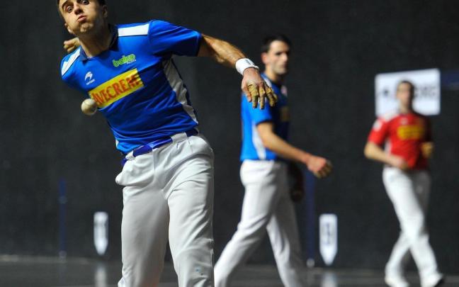 Jon Ander Peña se dispone a golpear con la derecha en el frontón Ezkurdi de Durango. / José Mari Martínez Jon Ander Peña se dispone a golpear con la derecha en el frontón Ezkurdi de Durango.