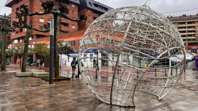 La bola de Navidad que se ha colocado en Erauskin plaza de Beasain.