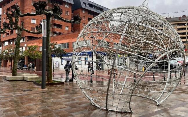 La bola de Navidad que se ha colocado en Erauskin plaza de Beasain.