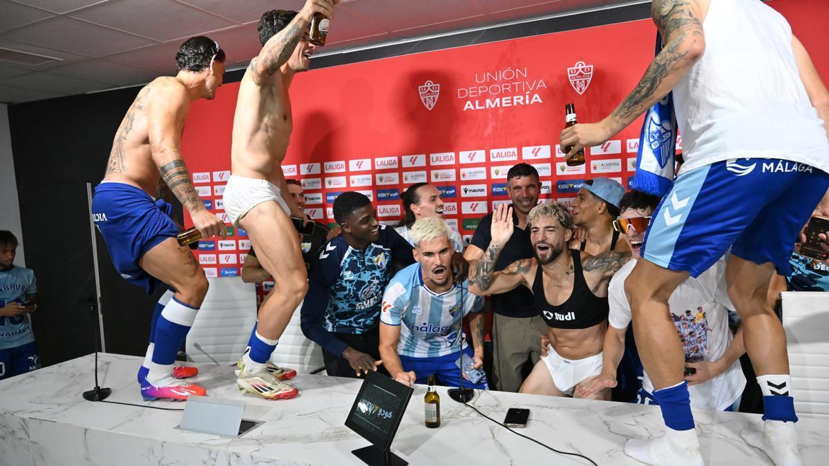 Los jugadores del Málaga celebran el ascenso en la sala de prensa.