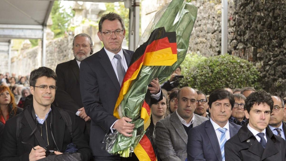 Ofrenda de Alemania con motivo de un aniversario del bombardeo de Gernika.