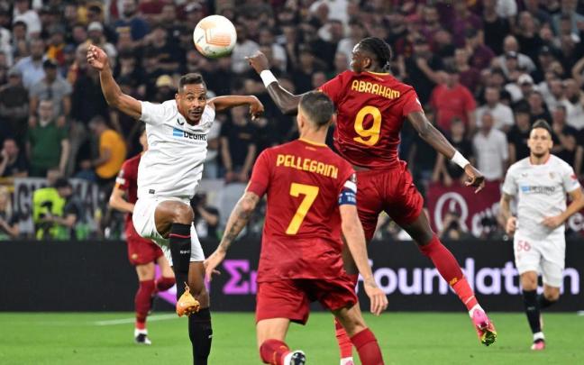 Fernando en una acción contra Lorenzo Pellegrini (c) y Tammy Abraham.