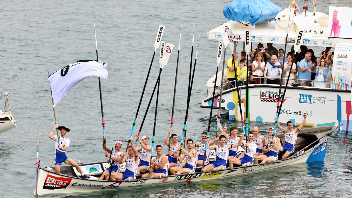 La Donostiarra ya ha levantado este verano los remos en señal de victoria. / JAVI COLMENERO