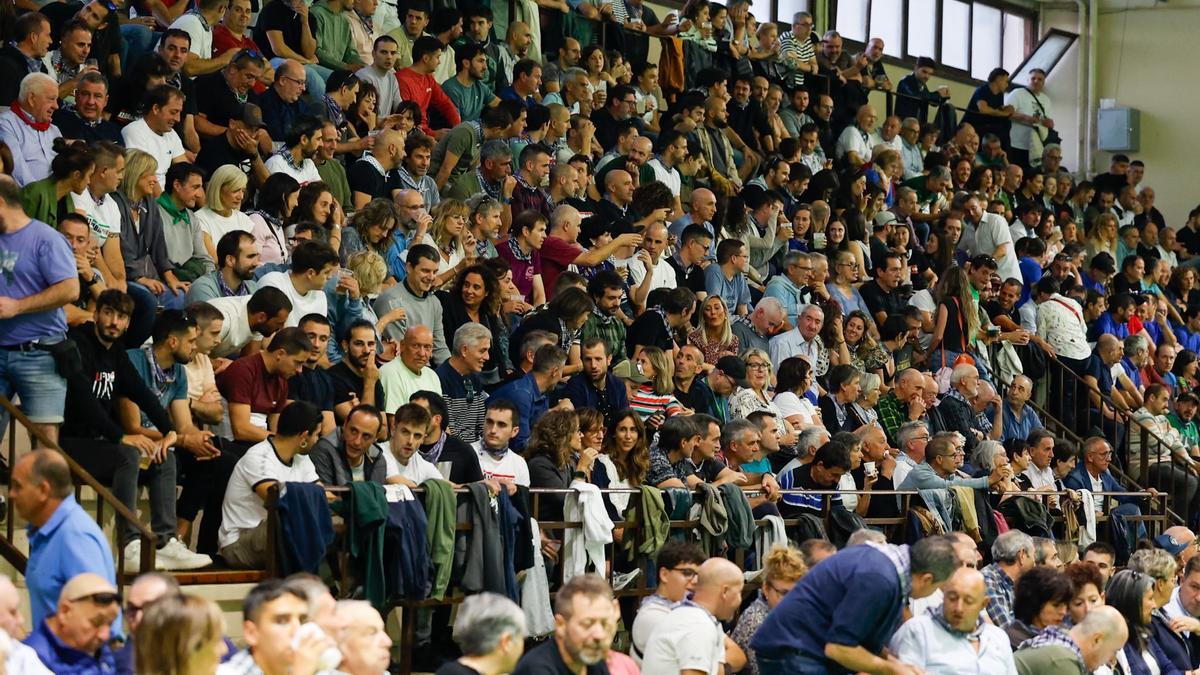 Erik Jaka vence a Peio Etxeberria en Atarrabia en los cuartos de final del Cuatro y Medio.