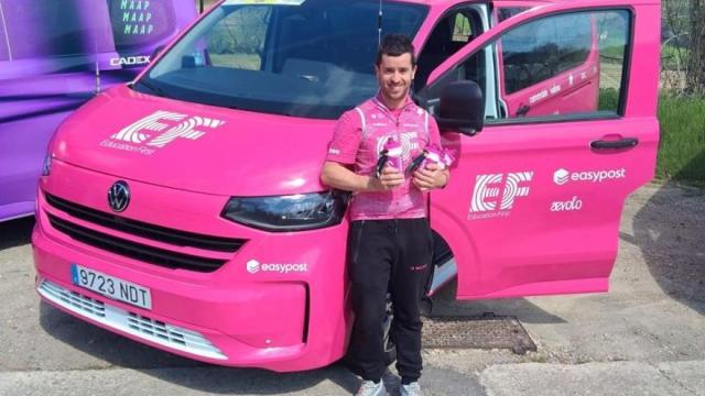 Egoitz Mujika, junto a una furgoneta del equipo Education First.