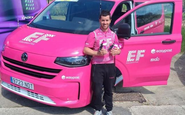Egoitz Mujika, junto a una furgoneta del equipo Education First.