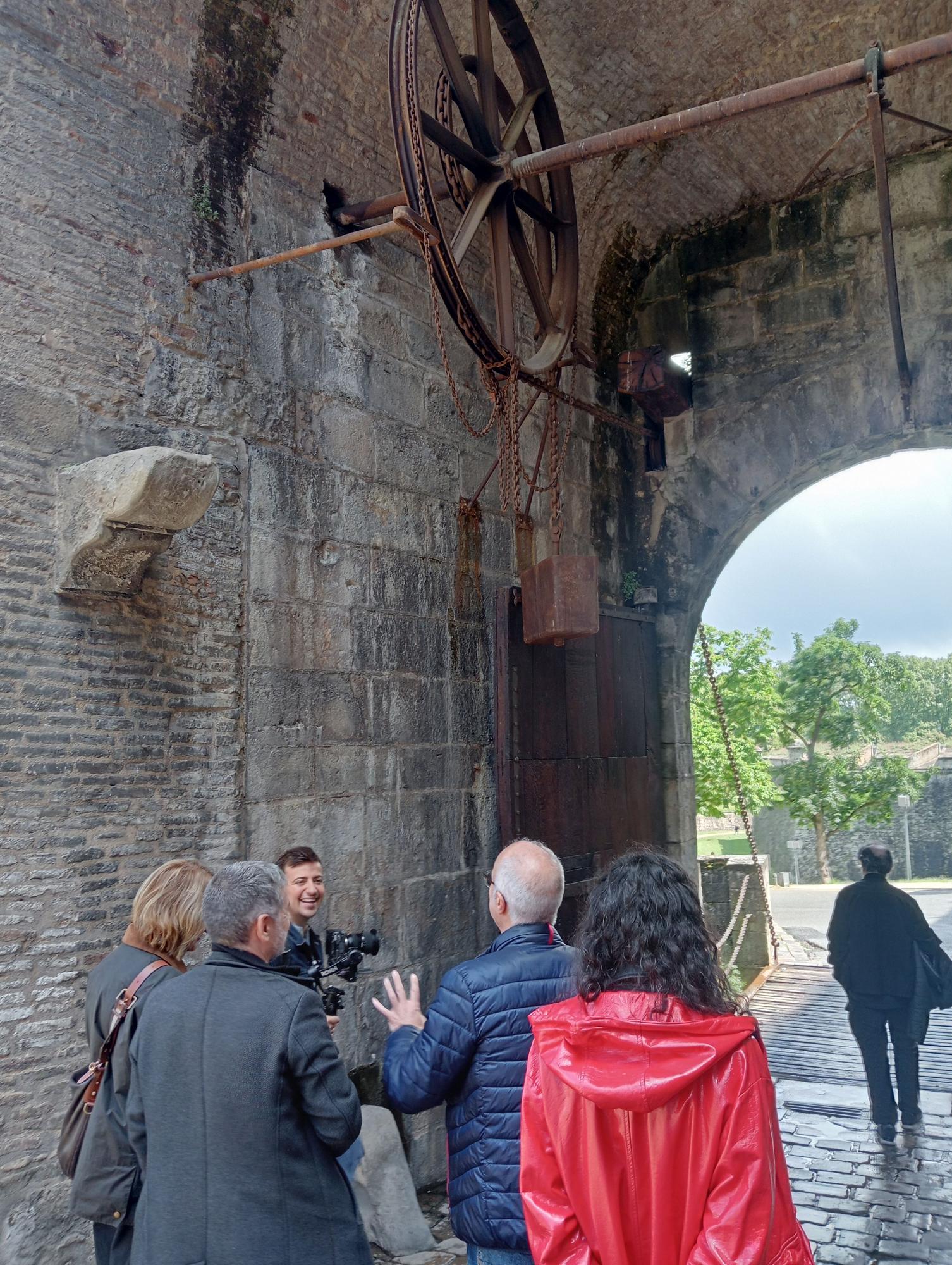Los mecanismos antiguos de las murallas se conservan desde aquella época para abrir las puertas.