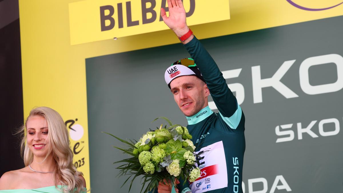 Adam Yates, de verde, en el podio de Bilbao