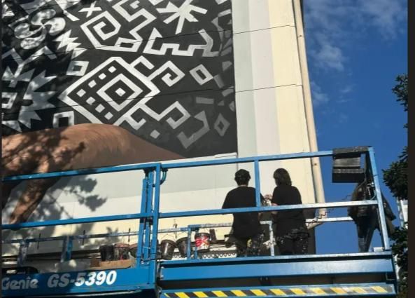 El equipo de 'Medianeras' trabajando en la fachada de su mural