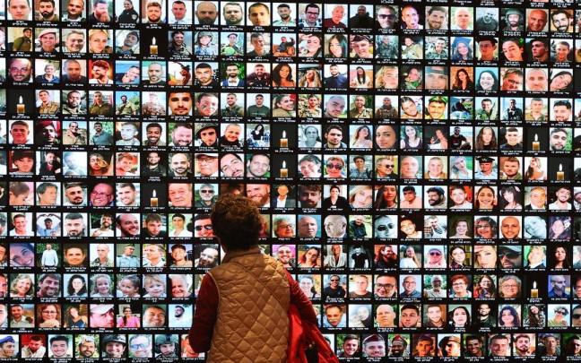 Una mujer observa un memorial en Jerusalén por las víctimas de los ataques de Hamás del 7 de octubre.
