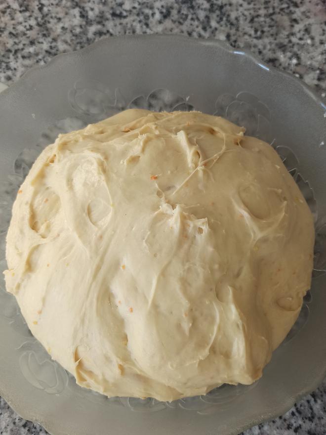 La masa del rosco necesita varios reposos para fermentar.
