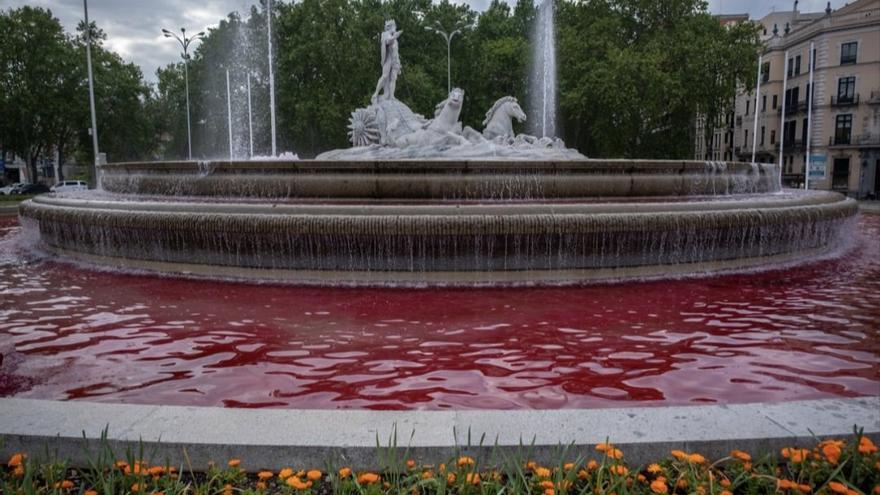 Activistas de Greenpeace han teñido de rojo el agua de la fuente de Neptuno, en Madrid, para pedir un embargo de armas a Israel.