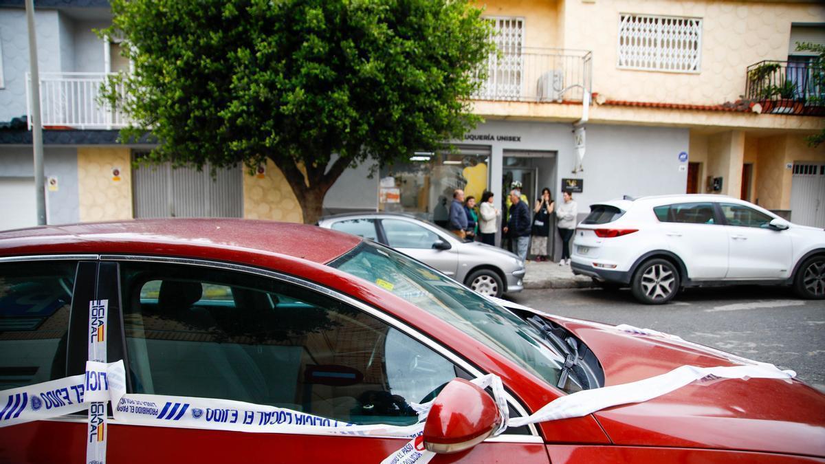Vehículo precintado en la zona donde se ha producido la muerte de dos hombres, en El Ejido.