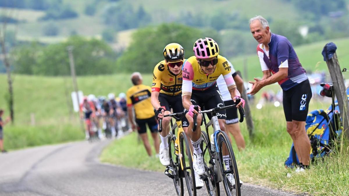 Carapaz tira de Vingegaard.