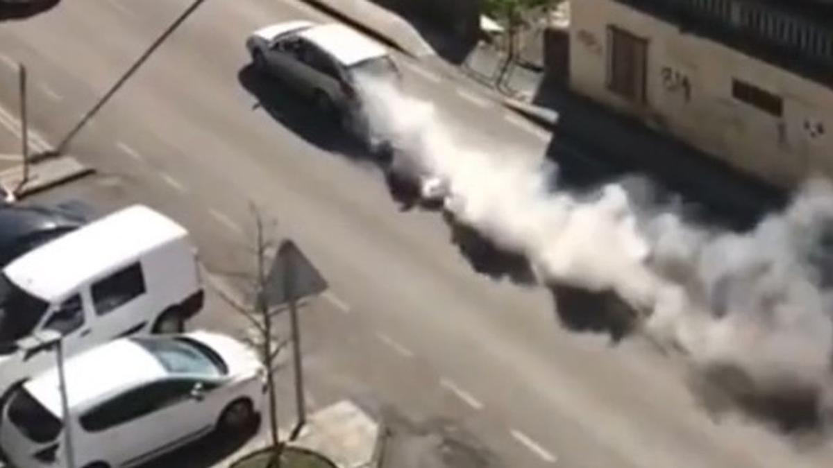 El coche, soltando humo por el pueblo.