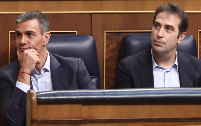 El presidente del Gobierno, Pedro Sánchez, y el vicepresidente primero y ministro de Economía, Comercio y Empresa, Carlos Cuerpo