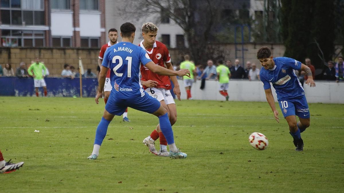 Álvaro Marín y Berto González pugnan po run balón en el último partido jugado en UrrItxe. / MARKEL FERNÁNDEZ