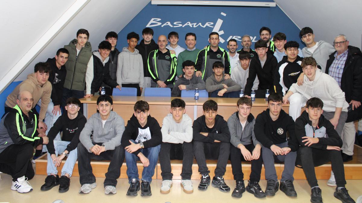 Foto de la presentación de la Selección de Fútbol cadete de Basauri