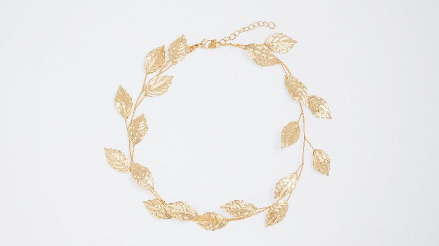 Choker de finas hojas doradas.